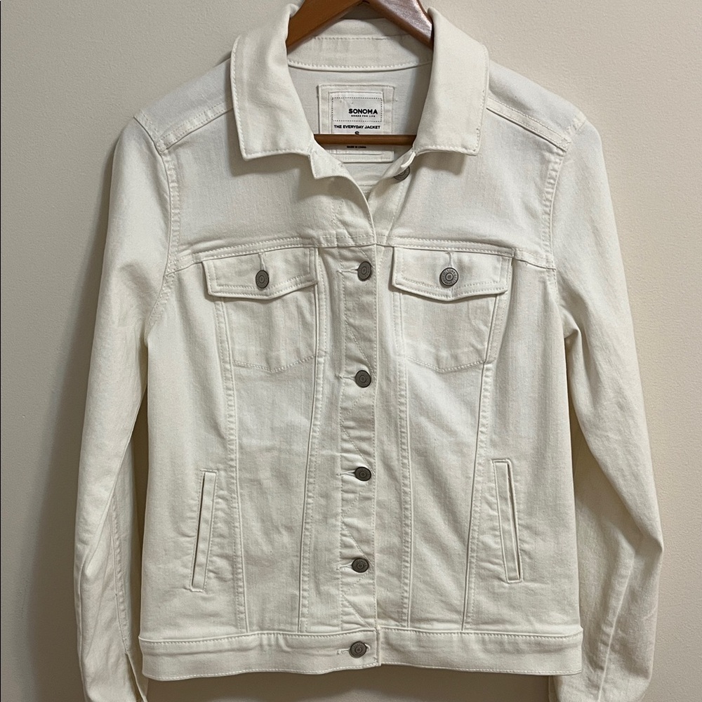 White Jean Jacket Denim Coat Size Small Button Down Pockets Collar Classic